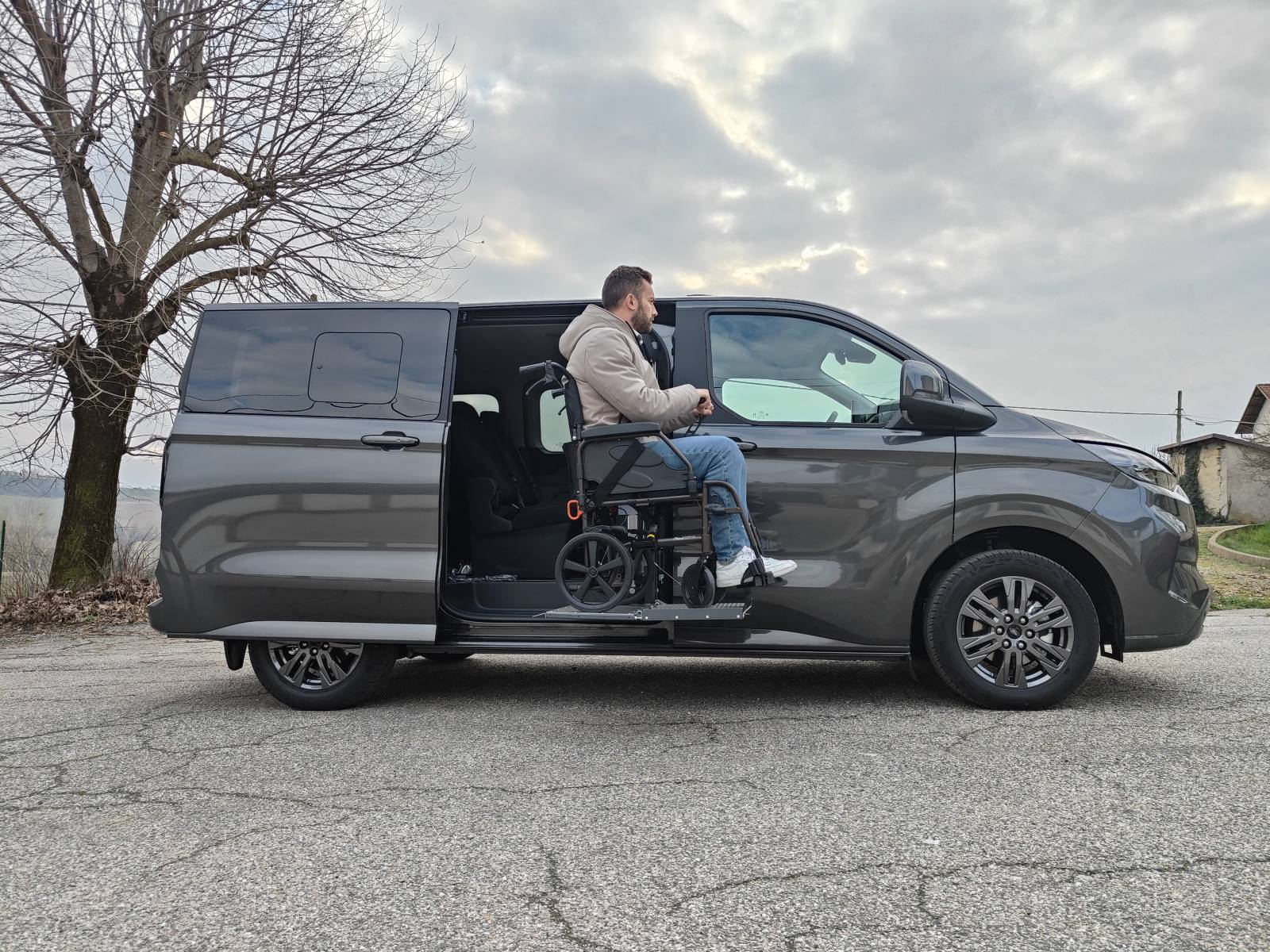 Aménagement de voiture pour conduite en fauteuil roulant avec équipements adaptés pour une conduite autonome et confortable Valence