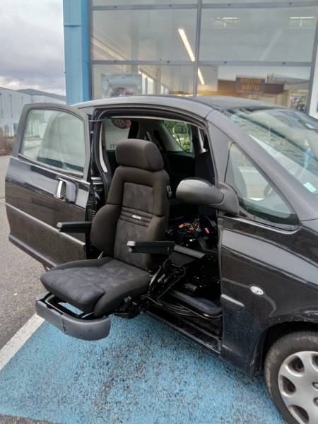 Siège de voiture handicapé qui se baisse à la hauteur souhaitée
