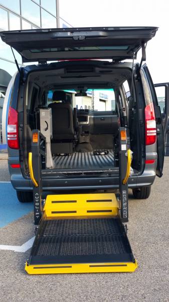 hayon elevateur hydraulique pour accéder au véhicule