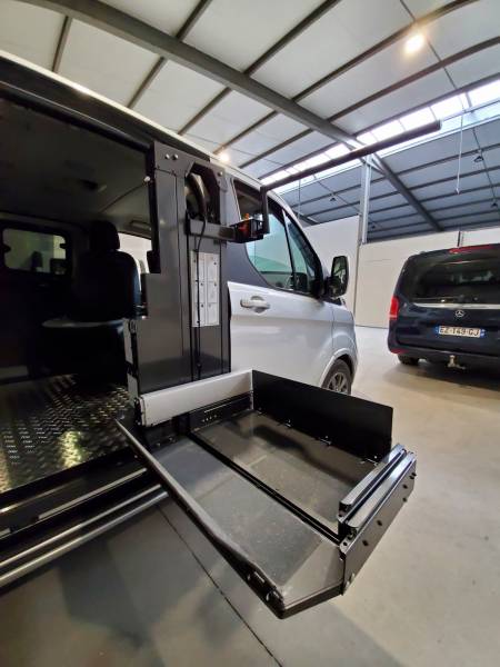 Aménagement Ford Transit Custom : le fourgon parfait pour la conduite et le transport de personnes