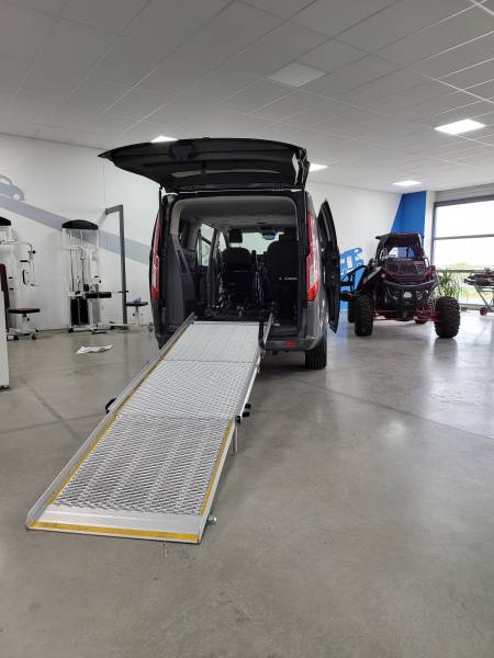 Véhicule adapté pour personnes handicapées