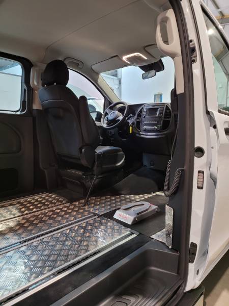 Aménagement TPMR côté passager sur Mercedes vito ou Classe V en fauteuil roulant