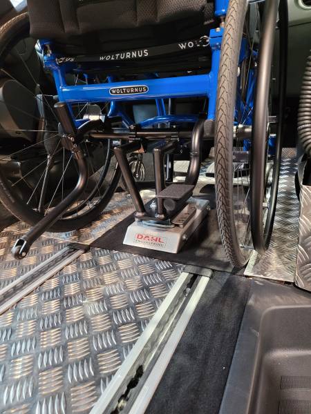 Aménagement TPMR côté passager sur Mercedes vito ou Classe V en fauteuil roulant