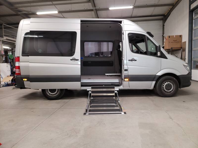 Hayon sous plancher Autolift F900, pour personne à mobilité réduite à ANNONAY au sud de Lyon.