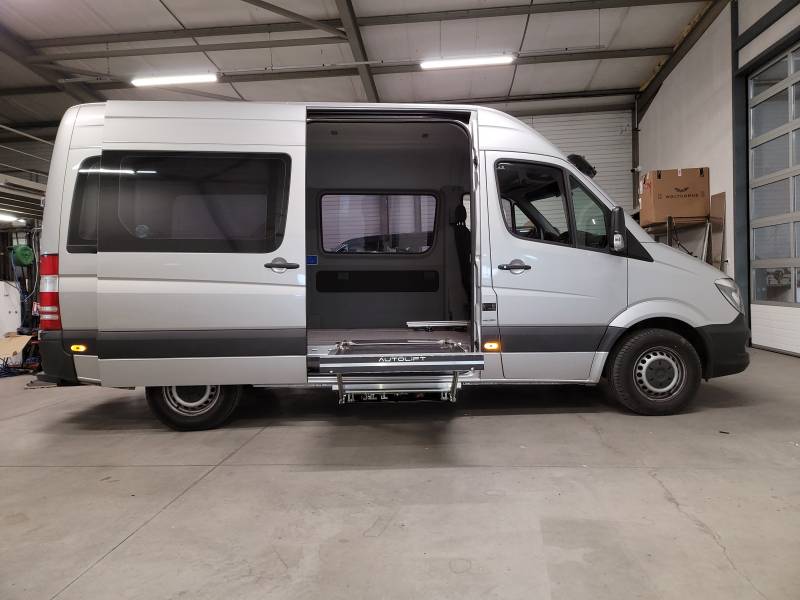 Hayon sous plancher Autolift F900, pour personne à mobilité réduite à ANNONAY au sud de Lyon.