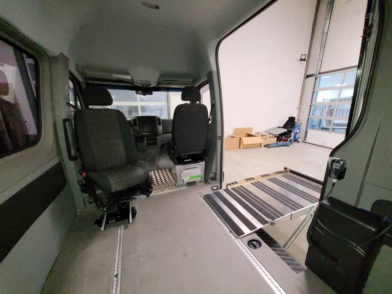 Hayon sous plancher Autolift F900, pour personne à mobilité réduite à ANNONAY au sud de Lyon.