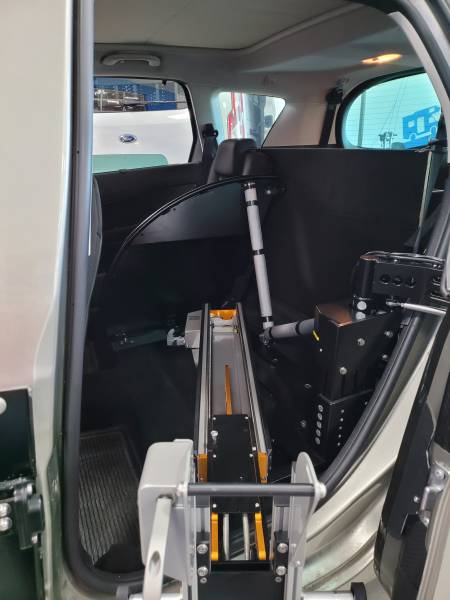 Robot chargeur de fauteuil roulant : solution de transfert de votre fauteuil roulant à l'arrière du véhicule.