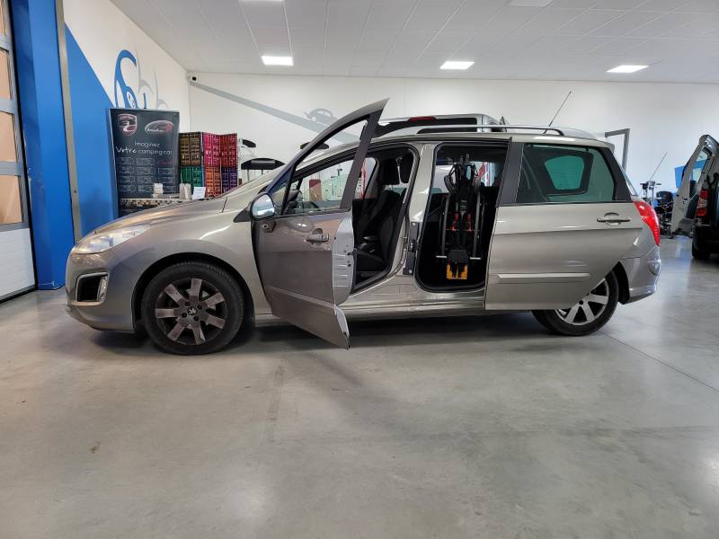 Robot chargeur de fauteuil roulant : solution de transfert de votre fauteuil roulant à l'arrière du véhicule.