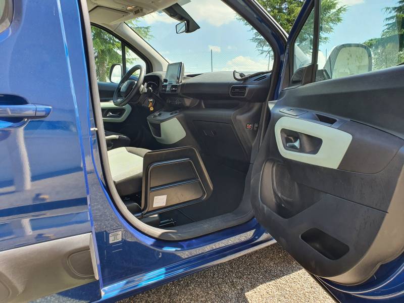 Plateau de transfert électrique : la solution pour les véhicules dont l'assise est plus haute que le fauteuil roulant.