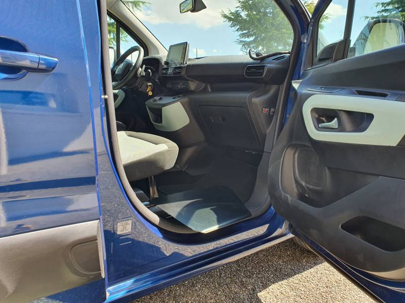 Plateau de transfert électrique : la solution pour les véhicules dont l'assise est plus haute que le fauteuil roulant.