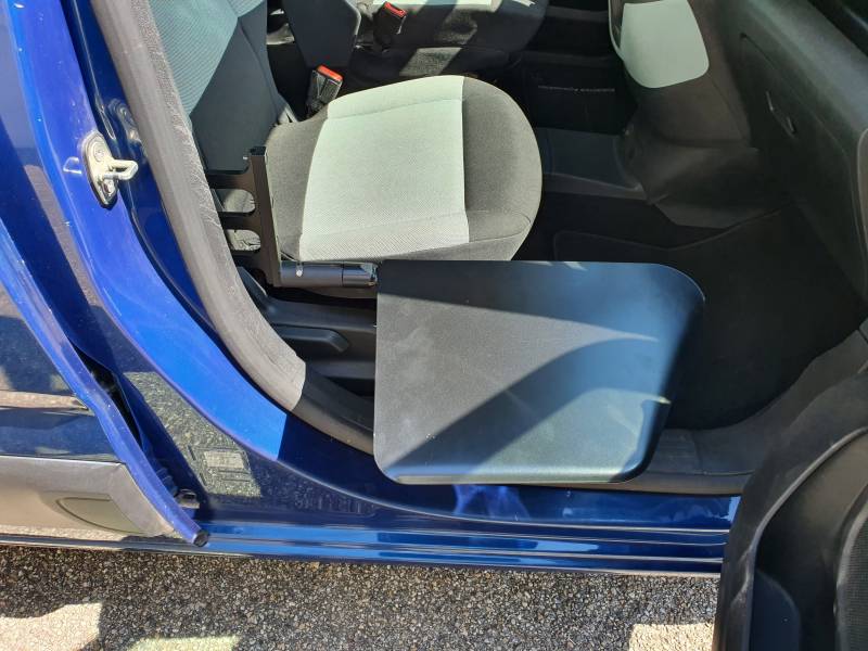 Plateau de transfert électrique : la solution pour les véhicules dont l'assise est plus haute que le fauteuil roulant.