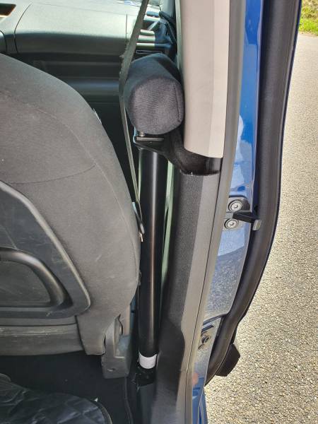 Plateau de transfert électrique : la solution pour les véhicules dont l'assise est plus haute que le fauteuil roulant.