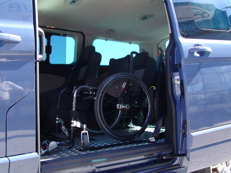 HAYON PLATE FORME ELEVATRICE REPLIABLE : Faciliter l'accès au véhicule pour une personne en fauteuil roulant