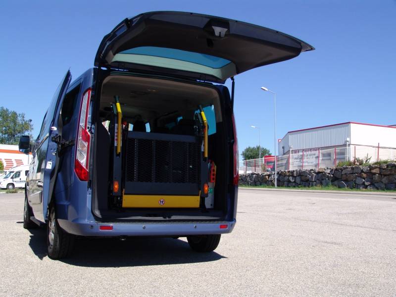 HAYON PLATE FORME ELEVATRICE REPLIABLE : Faciliter l'accès au véhicule pour une personne en fauteuil roulant