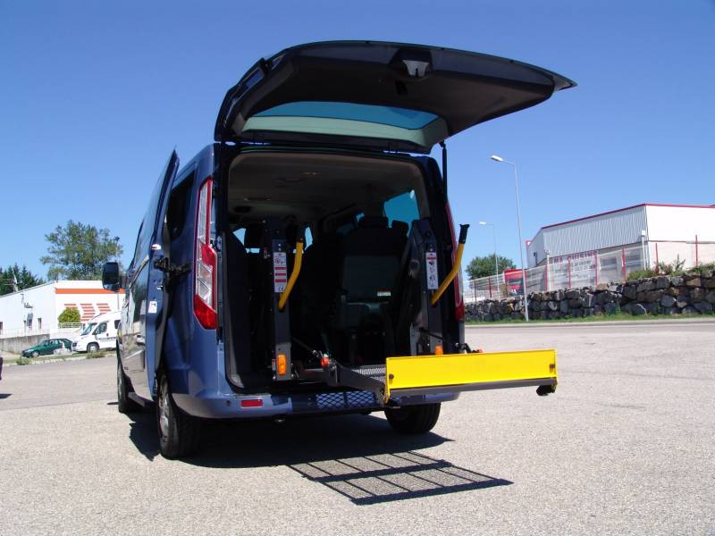 HAYON PLATE FORME ELEVATRICE REPLIABLE : Faciliter l'accès au véhicule pour une personne en fauteuil roulant