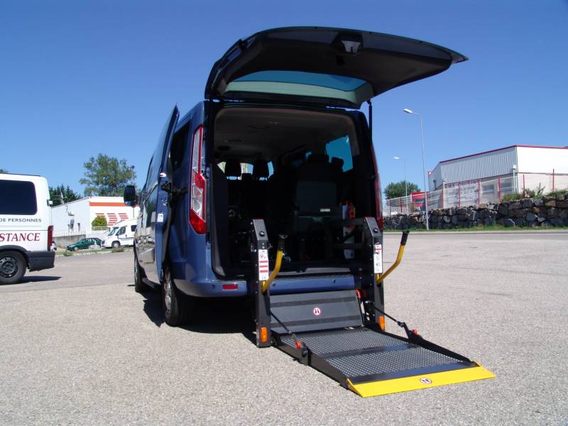 HAYON PLATE FORME ELEVATRICE REPLIABLE : Faciliter l'accès au véhicule pour une personne en fauteuil roulant