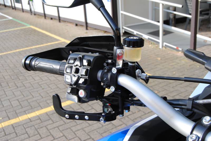 Frein Arrière au Guidon Moto PMR : Le Système de Freinage Adapté