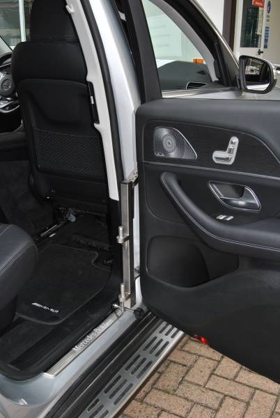 Soulève personne : Facilite le transfert du fauteuil roulant au siège de la voiture
