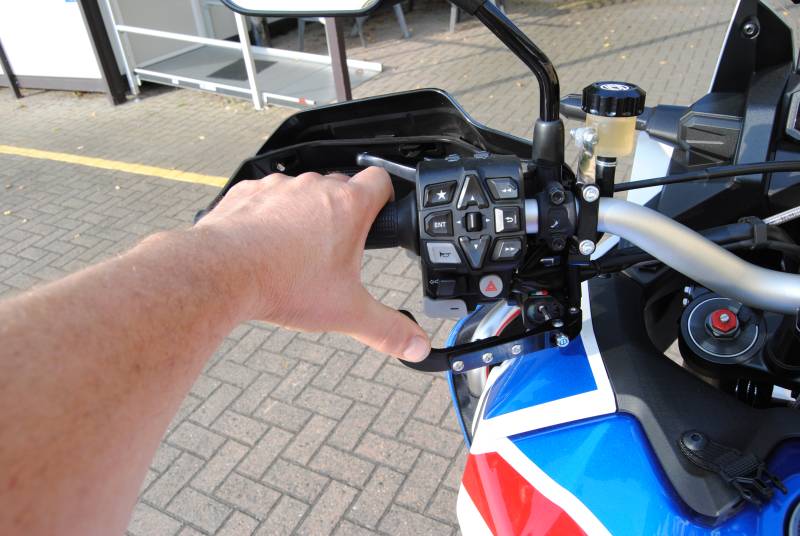 Frein Arrière au Guidon Moto PMR : Le Système de Freinage Adapté