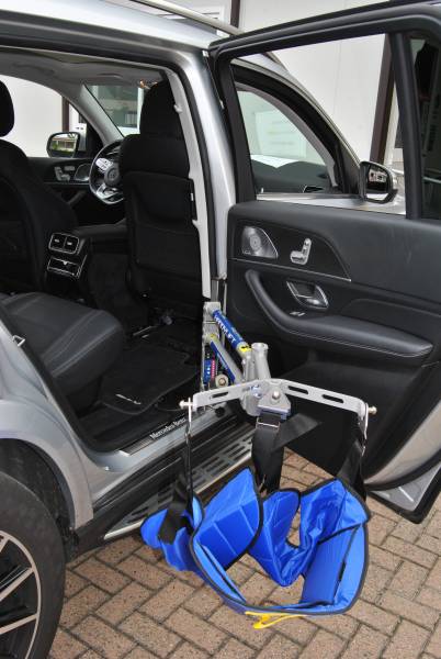 Soulève personne : Facilite le transfert du fauteuil roulant au siège de la voiture
