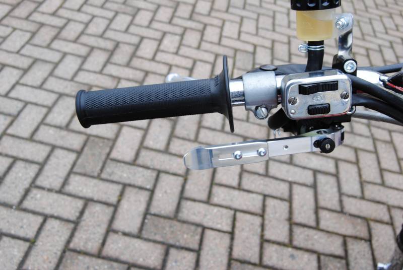 Frein Arrière au Guidon Moto PMR : Le Système de Freinage Adapté