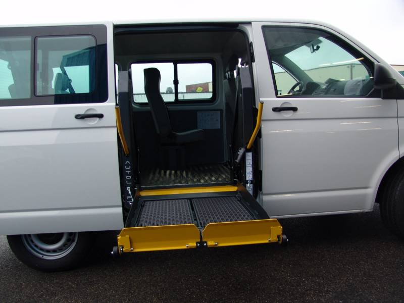 Hayon ouvrant au niveau de la porte coulissante d'un Volkswagen T5