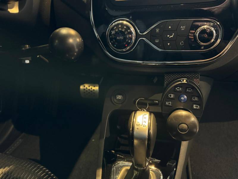 Aménagement frein poussé à droite + boule télécommande fixée au tableau de bord