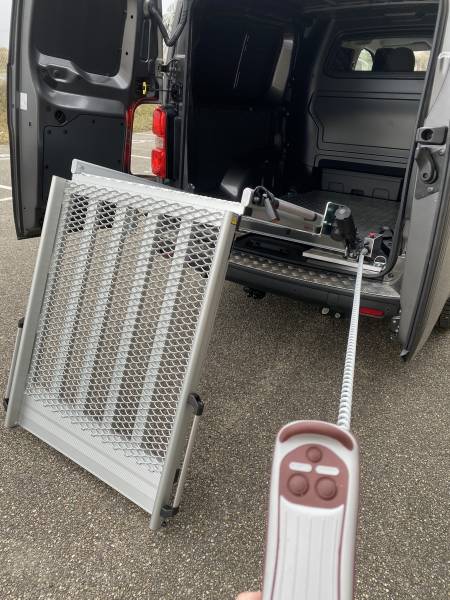 Aménagement rampe 2 volets sur un Peugeot Expert