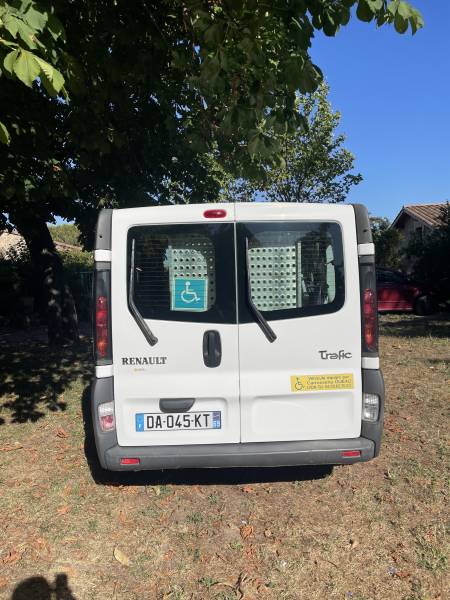 À VENDRE : Renault Trafic TPMR 2006 – 6 places – Rampe manuelle – 82 916 km – Diesel – Bon état – Beauvallon (26)