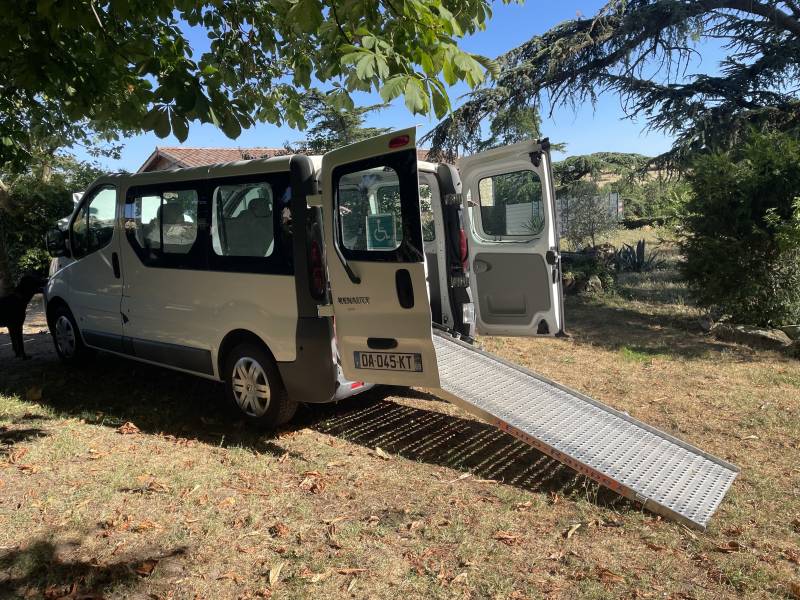 À VENDRE : Renault Trafic TPMR 2006 – 6 places – Rampe manuelle – 82 916 km – Diesel – Bon état – Beauvallon (26)