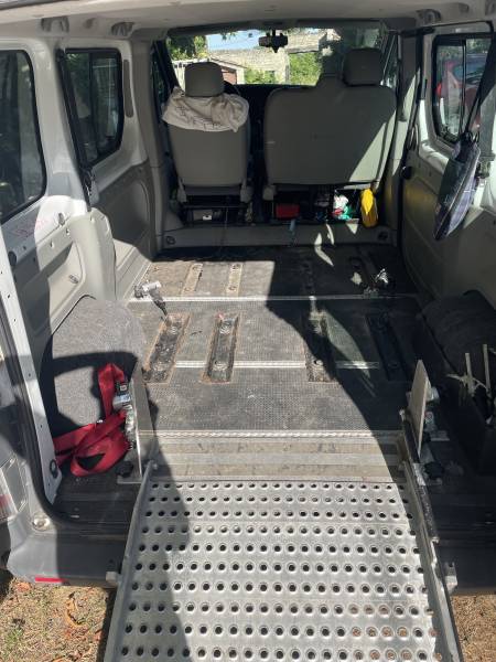 À VENDRE : Renault Trafic TPMR 2006 – 6 places – Rampe manuelle – 82 916 km – Diesel – Bon état – Beauvallon (26)