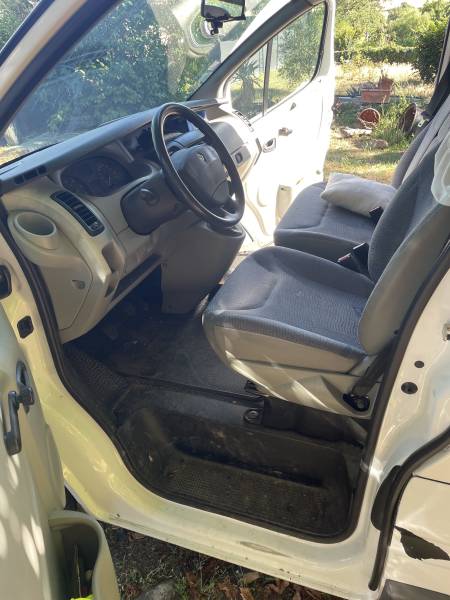 À VENDRE : Renault Trafic TPMR 2006 – 6 places – Rampe manuelle – 82 916 km – Diesel – Bon état – Beauvallon (26)