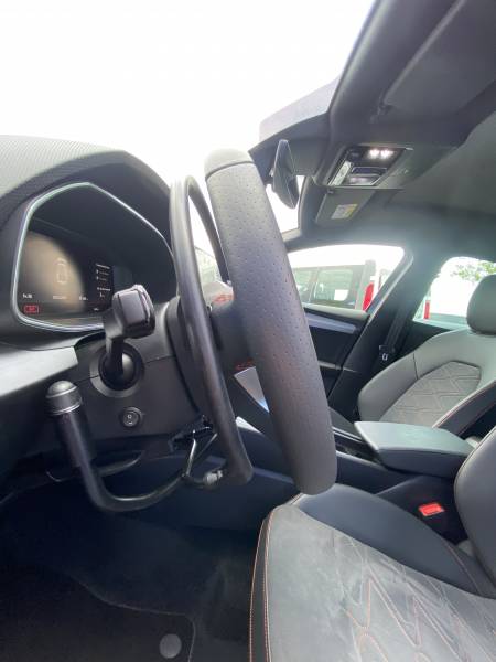 Aménagement de véhicule cercle accélérateur sous volant