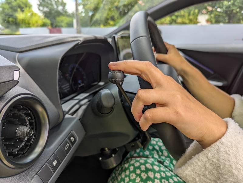 Installation accélérateur manette PMR par professionnel aménagement véhicule handicap Ardèche