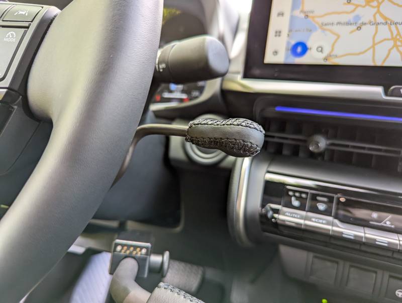 Accélérateur manette électronique discret pour conduite adaptée handicap membres inférieurs