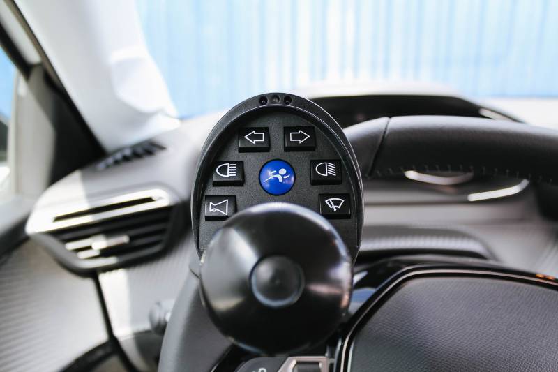 Télécommande boule au volant COMDIS Sojadis pour conduite PMR hémiplégie amputation - HANDI DRIVE Saint-Cyr-en-Ardèche