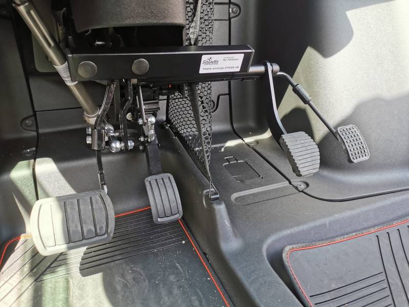 Pédalier Auto-École Citroën AMI près d'Annonay (07100) — Installation & Kit Rétroviseur par HANDI DRIVE
