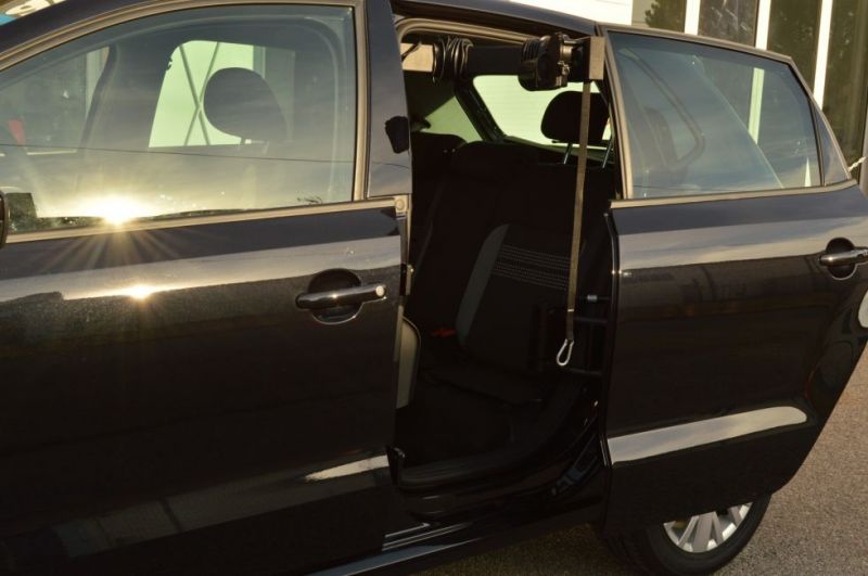 treuil chargement de fauteuil  dans vehicule pour personne handicapée