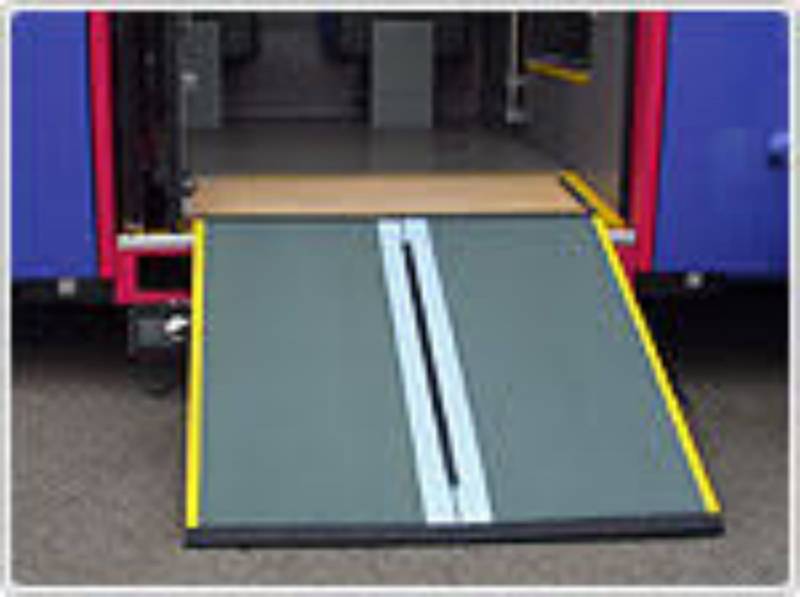 Rampe transportable TPMR pour faciliter l'accès.
