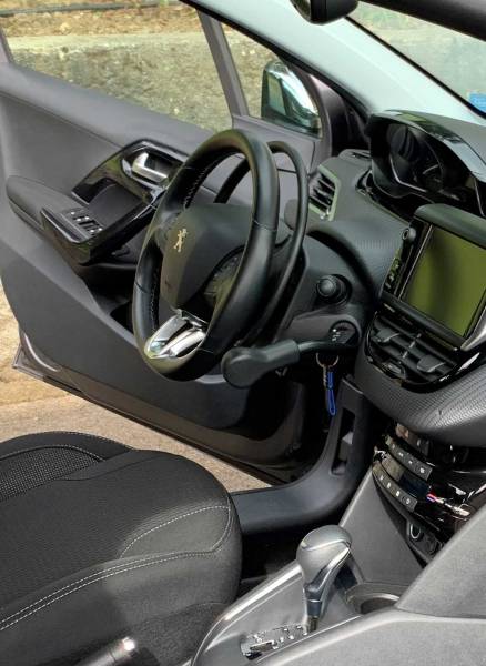 À VENDRE :  Peugeot 208 Tech Edition PureTech (aménagé conduite)